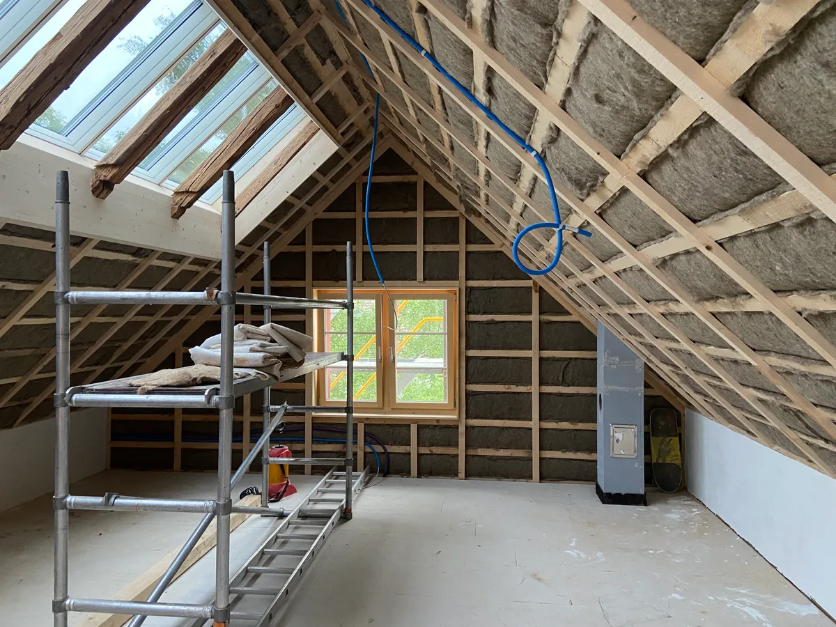 Der Dachstock ist geräumig und durch die neuen Dachfenster hell gestaltet. Hier können sich die Mieter frei bewegen, arbeiten oder verweilen. Ein Dachstock, derzeit noch im Zustand des Umbaus.